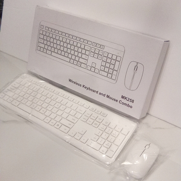 Wireless Keyboard and Mouse Combo - White - Picture 4 of 4